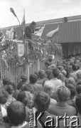 31.08.1980, Gdańsk, Polska.
Strajk okupacyjny w Stoczni Gdańskiej im. Lenina. Lech Wałęsa stoi na bramie stoczniowej otoczony tłumem, ogłasza podpisanie porozumienia z komisją rządową.
Fot. Zbigniew Trybek, zbiory Ośrodka KARTA

