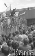 31.08.1980, Gdańsk, Polska.
Strajk okupacyjny w Stoczni Gdańskiej im. Lenina. Lech Wałęsa stoi na bramie stoczniowej otoczony tłumem, ogłasza podpisanie porozumienia z komisją rządową.
Fot. Zbigniew Trybek, zbiory Ośrodka KARTA

