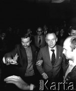 Sierpień 1980, Gdańsk, Polska.
Strajk okupacyjny w Stoczni Gdańskiej im. Lenina. Na pierwszym planie w krawacie w prążki Mieczysław Jagielski, obok niego Lech Wałęsa; w głębi, w okularach Tadeusz Fiszbach.
Fot. Zbigniew Trybek, zbiory Ośrodka KARTA