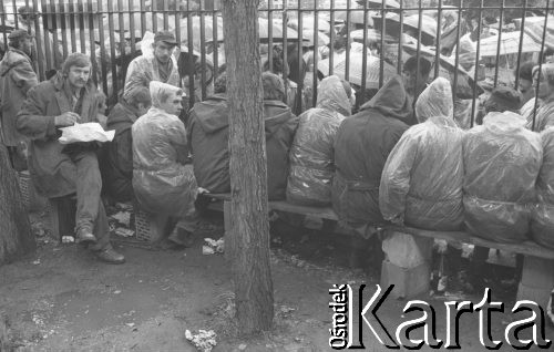 Sierpień 1980, Gdańsk, Polska.
Strajk okupacyjny w Stoczni Gdańskiej im. Lenina. Strajkujący robotnicy rozmawiają przez ogrodzenie z rodzinami.
Fot. Zbigniew Trybek, zbiory Ośrodka KARTA

