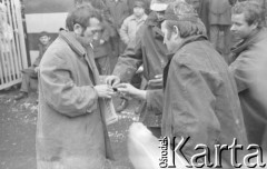 Sierpień 1980, Gdańsk, Polska.
Strajk okupacyjny w Stoczni Gdańskiej im. Lenina. Robotnicy częstują się papierosami.
Fot. Zbigniew Trybek, zbiory Ośrodka KARTA

