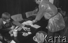 Sierpień 1980, Gdańsk, Polska.
Strajk okupacyjny w Stoczni Gdańskiej im. Lenina. Liczenie zebranych pieniędzy.
Fot. Zbigniew Trybek, zbiory Ośrodka KARTA

