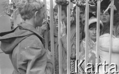 Sierpień 1980, Gdańsk, Polska.
Strajk okupacyjny w Stoczni Gdańskiej im. Lenina. Strajkujący robotnicy rozmawiają przez ogrodzenie z rodzinami.
Fot. Zbigniew Trybek, zbiory Ośrodka KARTA

