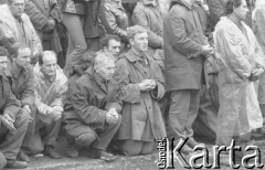Sierpień 1980, Gdańsk, Polska.
Strajk okupacyjny w Stoczni Gdańskiej im. Lenina. Robotnicy podczas mszy świętej odprawianej na terenie stoczni.
Fot. Zbigniew Trybek, zbiory Ośrodka KARTA

