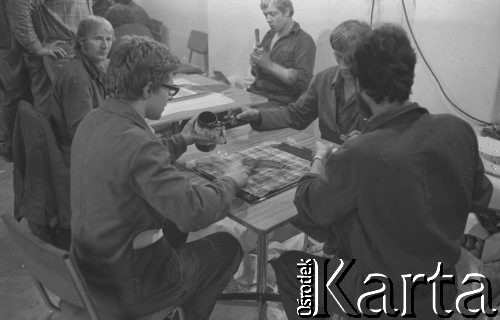 Sierpień 1980, Gdańsk, Polska.
Strajk okupacyjny w Stoczni Gdańskiej im. Lenina. Wolna Drukarnia Stoczni Gdańskiej.
Fot. Zbigniew Trybek, zbiory Ośrodka KARTA

