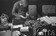 Sierpień 1980, Gdańsk, Polska.
Strajk okupacyjny w Stoczni Gdańskiej im. Lenina. Liczenie zebranych pieniędzy.
Fot. Zbigniew Trybek, zbiory Ośrodka KARTA

