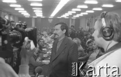 Sierpień 1980, Gdańsk, Polska.
Strajk okupacyjny w Stoczni Gdańskiej im. Lenina. Sala BHP, Lech Wałęsa odpowiada na pytania dziennikarzy.
Fot. Zbigniew Trybek, zbiory Ośrodka KARTA

