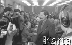 Sierpień 1980, Gdańsk, Polska.
Strajk okupacyjny w Stoczni Gdańskiej im. Lenina. Sala BHP, Lech Wałęsa odpowiada na pytania dziennikarzy.
Fot. Zbigniew Trybek, zbiory Ośrodka KARTA

