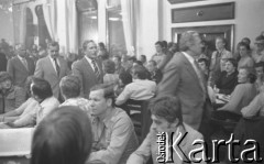 30.08.1980, Gdańsk, Polska.
Strajk okupacyjny w Stoczni Gdańskiej im. Lenina. Wśród zebranych w sali BHP strajkujących idą członkowie komisji rządowej (od prawej): NN, wojewoda gdański Jerzy Kołodziejski, NN, Zbigniew Zieliński.
Fot. Zbigniew Trybek, zbiory Ośrodka KARTA

