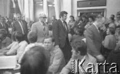 30.08.1980, Gdańsk, Polska.
Strajk okupacyjny w Stoczni Gdańskiej im. Lenina. Wśród zebranych w sali BHP strajkujących idą członkowie komisji rządowej (od prawej): wicepremier Mieczysław Jagielski, dyrektor stoczni Klemens Gniech, Tadeusz Fiszbach, NN, wojewoda gdański Jerzy Kołodziejski.
Fot. Zbigniew Trybek, zbiory Ośrodka KARTA

