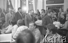 30.08.1980, Gdańsk, Polska.
Strajk okupacyjny w Stoczni Gdańskiej im. Lenina. Wśród zebranych w sali BHP idą od prawej: Lech Wałęsa, za nim członkowie komisji rządowej - wicepremier Mieczysław Jagielski, dyrektor stoczni Klemens Gniech, przewodniczący Wojewódzkiej Rady Narodowej w Gdańsku Tadeusz Fiszbach.
Fot. Zbigniew Trybek, zbiory Ośrodka KARTA

