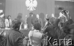 30.08.1980, Gdańsk, Polska.
Strajk okupacyjny w Stoczni Gdańskiej im. Lenina. Sala BHP, wicepremier Mieczysław Jagielski wita się z Lechem Wałęsą. 
Fot. Zbigniew Trybek, zbiory Ośrodka KARTA

