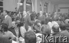 30.08.1980, Gdańsk, Polska.
Strajk okupacyjny w Stoczni Gdańskiej im. Lenina. Członkowie komisji rządowej idą wśród strajkujących zebranych w sali BHP.
Fot. Zbigniew Trybek, zbiory Ośrodka KARTA

