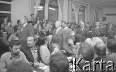 30.08.1980, Gdańsk, Polska.
Strajk okupacyjny w Stoczni Gdańskiej im. Lenina. Członkowie komisji rządowej idą wśród strajkujących zebranych w sali BHP.
Fot. Zbigniew Trybek, zbiory Ośrodka KARTA

