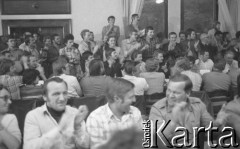 Sierpień 1980, Gdańsk, Polska.
Strajk okupacyjny w Stoczni Gdańskiej im. Lenina. Sala BHP, za stołami siedzą delegaci strajkujących zakładów. 
Fot. Zbigniew Trybek, zbiory Ośrodka KARTA

