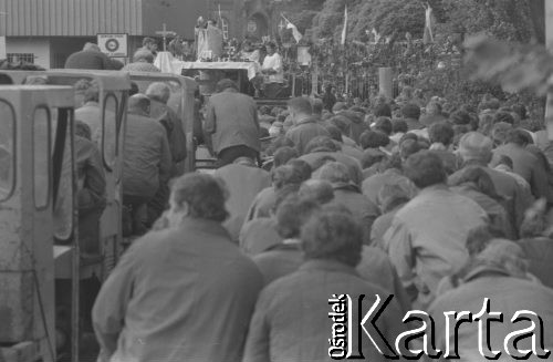 Sierpień 1980, Gdańsk, Polska.
Strajk okupacyjny w Stoczni Gdańskiej im. Lenina. Msza święta na terenie stoczni celebrowana przez księdza Henryka Jankowskiego.
Fot. Zbigniew Trybek, zbiory Ośrodka KARTA

