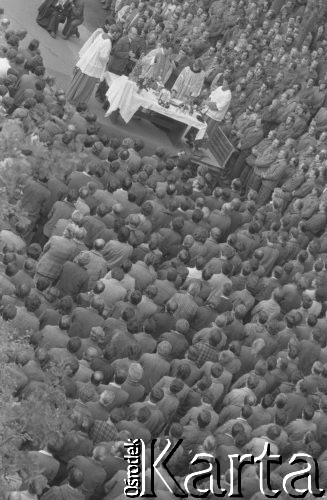 Sierpień 1980, Gdańsk, Polska.
Strajk okupacyjny w Stoczni Gdańskiej im. Lenina. Msza święta celebrowana przez ks. Henryka Jankowskiego na terenie stoczni.
Fot. Zbigniew Trybek, zbiory Ośrodka KARTA

