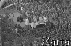 Sierpień 1980, Gdańsk, Polska.
Strajk okupacyjny w Stoczni Gdańskiej im. Lenina. Msza święta celebrowana przez ks. Henryka Jankowskiego na terenie stoczni.
Fot. Zbigniew Trybek, zbiory Ośrodka KARTA

