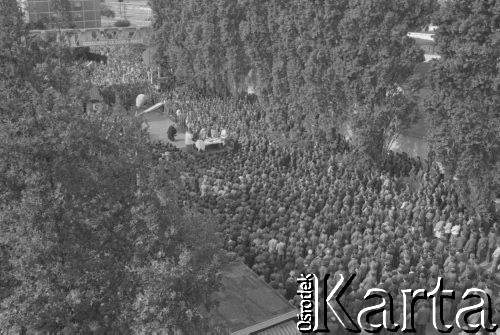 Sierpień 1980, Gdańsk, Polska.
Strajk okupacyjny w Stoczni Gdańskiej im. Lenina. Msza święta celebrowana przez księdza Henryka Jankowskiego na terenie stoczni.
Fot. Zbigniew Trybek, zbiory Ośrodka KARTA


