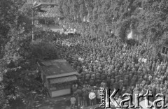 Sierpień 1980, Gdańsk, Polska.
Strajk okupacyjny w Stoczni Gdańskiej im. Lenina. Msza święta celebrowana przez księdza Henryka Jankowskiego na terenie stoczni.
Fot. Zbigniew Trybek, zbiory Ośrodka KARTA

