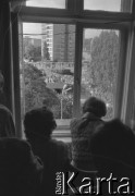 Sierpień 1980, Gdańsk, Polska.
Strajk okupacyjny w Stoczni Gdańskiej im. Lenina. Widok z okna na bramę nr 2 i zgromadzony tłum.
Fot. Zbigniew Trybek, zbiory Ośrodka KARTA

