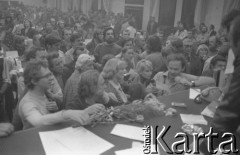 Sierpień 1980, Gdańsk, Polska.
Strajk okupacyjny w Stoczni Gdańskiej im. Lenina. Obrady Międzyzakładowego Komitetu Strajkowego w sali BHP. Przy stole prezydialnym zgromadzeni przedstawiciele strajkującego zakładu.
Fot. Zbigniew Trybek, zbiory Ośrodka KARTA

