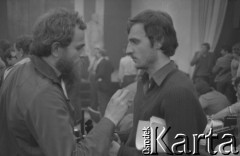 Sierpień 1980, Gdańsk, Polska.
Strajk okupacyjny w Stoczni Gdańskiej im. Lenina. Sala BHP, w przerwie obrad Międzyzakładowego Komitetu Strajkowego. Robotnicy dyskutują.
Fot. Zbigniew Trybek, zbiory Ośrodka KARTA

