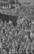 Sierpień 1980, Gdańsk, Polska.
Strajk okupacyjny w Stoczni Gdańskiej im. Lenina. Ludzie zgromadzeni przed stocznią podczas mszy świętej.
Fot. Zbigniew Trybek, zbiory Ośrodka KARTA

