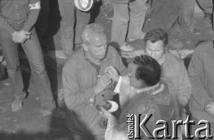 Sierpień 1980, Gdańsk, Polska.
Strajk okupacyjny w Stoczni Gdańskiej im. Lenina. Msza święta na terenie stoczni. Ksiądz Henryk Jankowski udziela sakramentu eucharystii.
Fot. Zbigniew Trybek, zbiory Ośrodka KARTA

