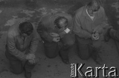 Sierpień 1980, Gdańsk, Polska.
Strajk okupacyjny w Stoczni Gdańskiej im. Lenina. Robotnicy podczas mszy świętej odprawianej na terenie stoczni.
Fot. Zbigniew Trybek, zbiory Ośrodka KARTA

