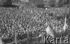 Sierpień 1980, Gdańsk, Polska.
Strajk okupacyjny w Stoczni Gdańskiej im. Lenina. Ludzie zgromadzeni przed stocznią podczas mszy świętej.
Fot. Zbigniew Trybek, zbiory Ośrodka KARTA

