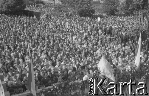 Sierpień 1980, Gdańsk, Polska.
Strajk okupacyjny w Stoczni Gdańskiej im. Lenina. Ludzie zgromadzeni przed stocznią podczas mszy świętej.
Fot. Zbigniew Trybek, zbiory Ośrodka KARTA


