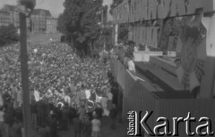 Sierpień 1980, Gdańsk, Polska.
Strajk okupacyjny w Stoczni Gdańskiej im. Lenina. Ludzie zgromadzeni przed bramą nr 2 stoczni.
Fot. Zbigniew Trybek, zbiory Ośrodka KARTA

