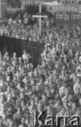 Sierpień 1980, Gdańsk, Polska.
Strajk okupacyjny w Stoczni Gdańskiej im. Lenina. Ludzie zgromadzeni przed stocznią podczas mszy świętej.
Fot. Zbigniew Trybek, zbiory Ośrodka KARTA

