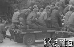 Sierpień 1980, Gdańsk, Polska.
Strajk okupacyjny w Stoczni Gdańskiej im. Lenina. Strajkujący klęczą na wózkach podczas mszy świętej.
Fot. Zbigniew Trybek, zbiory Ośrodka KARTA


