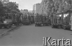 Sierpień 1980, Gdańsk, Polska.
Strajk okupacyjny w Stoczni Gdańskiej im. Lenina. Strajkujący stoją na wózkach podczas mszy świętej.
Fot. Zbigniew Trybek, zbiory Ośrodka KARTA

