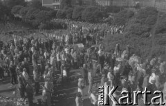 Sierpień 1980, Gdańsk, Polska.
Strajk okupacyjny w Stoczni Gdańskiej im. Lenina. Zgromadzeni przed stocznią ludzie, uczestniczą we mszy świętej celebrowanej na terenie stoczni.
Fot. Zbigniew Trybek, zbiory Ośrodka KARTA

