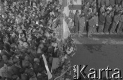 Sierpień 1980, Gdańsk, Polska.
Strajk okupacyjny w Stoczni Gdańskiej im. Lenina. Ludzie zgromadzeni przed bramą nr 2 uczestniczą we mszy świętej celebrowanej na terenie stoczni.
Fot. Zbigniew Trybek, zbiory Ośrodka KARTA


