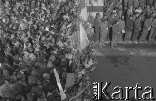 Sierpień 1980, Gdańsk, Polska.
Strajk okupacyjny w Stoczni Gdańskiej im. Lenina. Ludzie zgromadzeni przed bramą nr 2 uczestniczą we mszy świętej celebrowanej na terenie stoczni.
Fot. Zbigniew Trybek, zbiory Ośrodka KARTA

