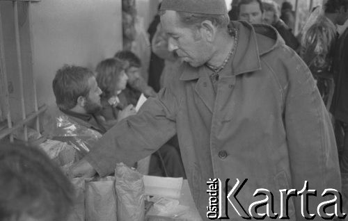 Sierpień 1980, Gdańsk, Polska.
Strajk okupacyjny w Stoczni Gdańskiej im. Lenina. Strajkujący w pomieszczeniu stoczniowym.
Fot. Zbigniew Trybek, zbiory Ośrodka KARTA

