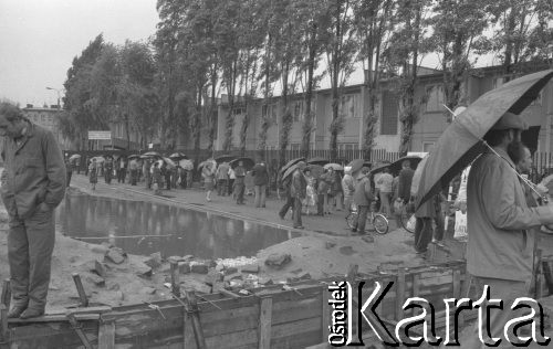 Sierpień 1980, Gdańsk, Polska.
Strajk okupacyjny w Stoczni Gdańskiej im. Lenina. Ludzie zgromadzeni przed stocznią.
Fot. Zbigniew Trybek, zbiory Ośrodka KARTA

