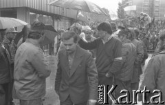 Sierpień 1980, Gdańsk, Polska.
Strajk okupacyjny w Stoczni Gdańskiej im. Lenina. Robotnicy na terenie stoczni. Na pierwszym planie Lech Wałęsa.
Fot. Zbigniew Trybek, zbiory Ośrodka KARTA

