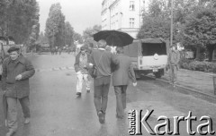 Sierpień 1980, Gdańsk, Polska.
Strajk okupacyjny w Stoczni Gdańskiej im. Lenina. Stoczniowcy na terenie stoczni. 
Fot. Zbigniew Trybek, zbiory Ośrodka KARTA


