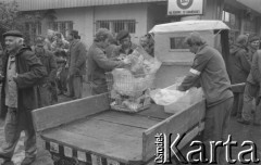 Sierpień 1980, Gdańsk, Polska.
Strajk okupacyjny w Stoczni Gdańskiej im. Lenina. Stoczniowcy przy wózku, na którym znajdują się artykuły spożywcze.
Fot. Zbigniew Trybek, zbiory Ośrodka KARTA

