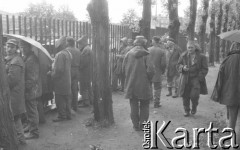 Sierpień 1980, Gdańsk, Polska.
Strajk okupacyjny w Stoczni Gdańskiej im. Lenina. Strajkujący rozmawiają przez ogrodzenie z rodzinami.
Fot. Zbigniew Trybek, zbiory Ośrodka KARTA

