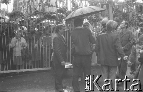 Sierpień 1980, Gdańsk, Polska.
Strajk okupacyjny w Stoczni Gdańskiej im. Lenina. Robotnicy na terenie stoczni. Z lewej stoi Lech Wałęsa.
Fot. Zbigniew Trybek, zbiory Ośrodka KARTA

