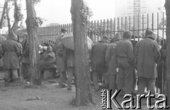 Sierpień 1980, Gdańsk, Polska.
Strajk okupacyjny w Stoczni Gdańskiej im. Lenina. Strajkujący rozmawiają przez ogrodzenie z rodzinami.
Fot. Zbigniew Trybek, zbiory Ośrodka KARTA

