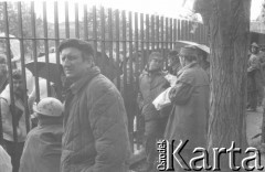 Sierpień 1980, Gdańsk, Polska.
Strajk okupacyjny w Stoczni Gdańskiej im. Lenina. Strajkujący rozmawiają przez ogrodzenie z rodzinami.
Fot. Zbigniew Trybek, zbiory Ośrodka KARTA

