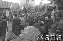 Sierpień 1980, Gdańsk, Polska.
Strajk okupacyjny w Stoczni Gdańskiej im. Lenina. Stoczniowcy przy bramie nr 2, za którą zgromadziły się rodziny strajkujących.
Fot. Zbigniew Trybek, zbiory Ośrodka KARTA

