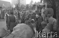 Sierpień 1980, Gdańsk, Polska.
Strajk okupacyjny w Stoczni Gdańskiej im. Lenina. Stoczniowcy przy bramie nr 2, za którą zgromadziły się rodziny strajkujących.
Fot. Zbigniew Trybek, zbiory Ośrodka KARTA

